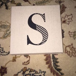 S letter wall design